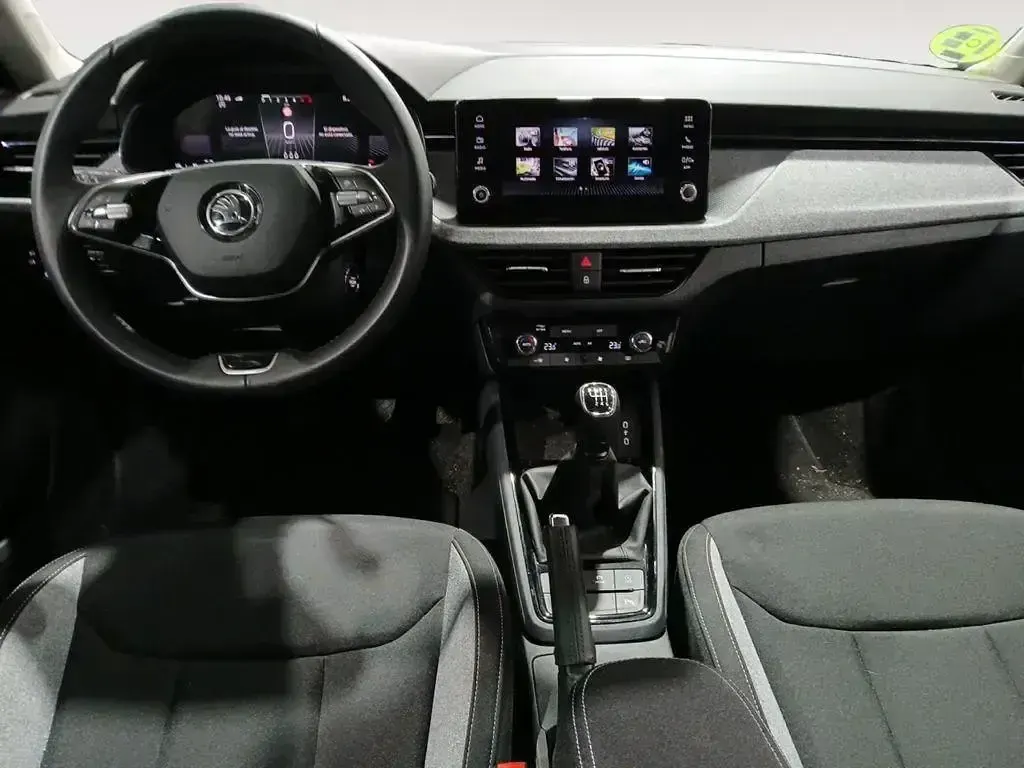 Usado Skoda Kamiq Selection 115 CV (84 kW) 2025 Gris plata SUV