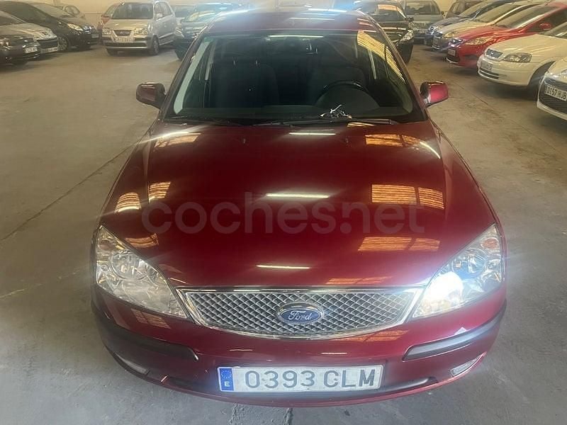 Usado Ford Mondeo Trend 130 CV (95 kW) 2004 Granate Berlina