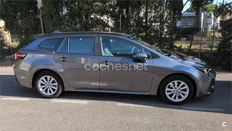 Usado Toyota Corolla Active 140 CV (102 kW) 2025 Gris / plata Familiar