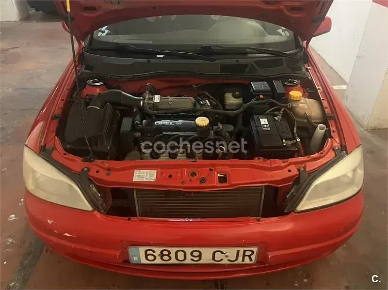 Usado Opel Astra Club 84 CV (61 kW) 2003 Rojo Berlina