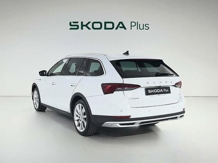 Usado Skoda Octavia Scout 4x4 150 CV (110 kW) 2022 Blanco Familiar