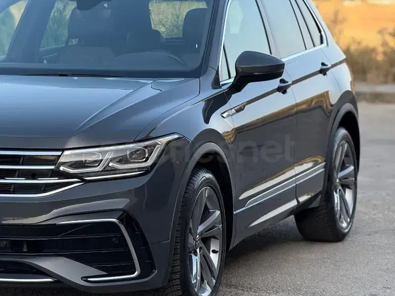 Usado VW Tiguan R-line 150 CV (110 kW) 2021 Gris / plata SUV