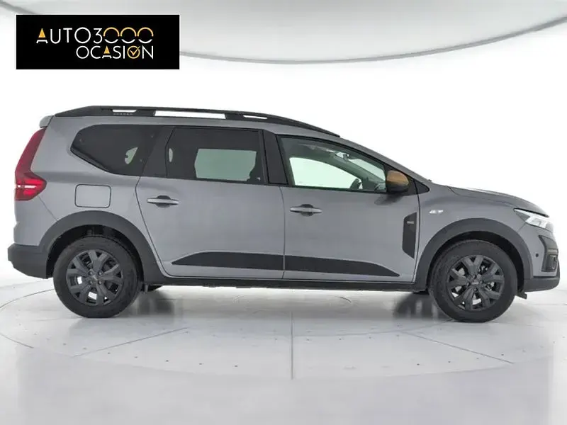 Usado Dacia Jogger Extreme 140 CV (102 kW) 2025 Gris / plata Monovolumen