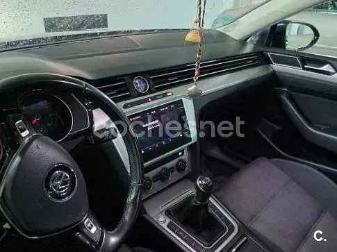 Usado VW Passat Advance 120 CV (88 kW) 2017 Negro Familiar