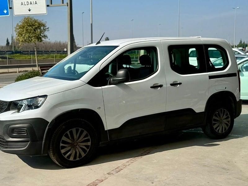 Usado Peugeot Rifter Active 100 CV (73 kW) 2022 Blanco Monovolumen