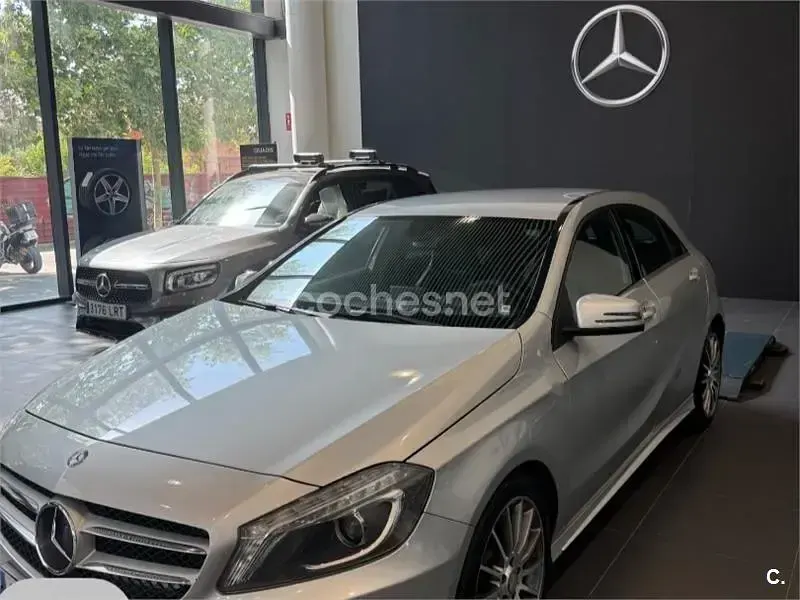 Usado Mercedes A180 AMG line 109 CV (80 kW) 2015 Gris / plata Utilitario