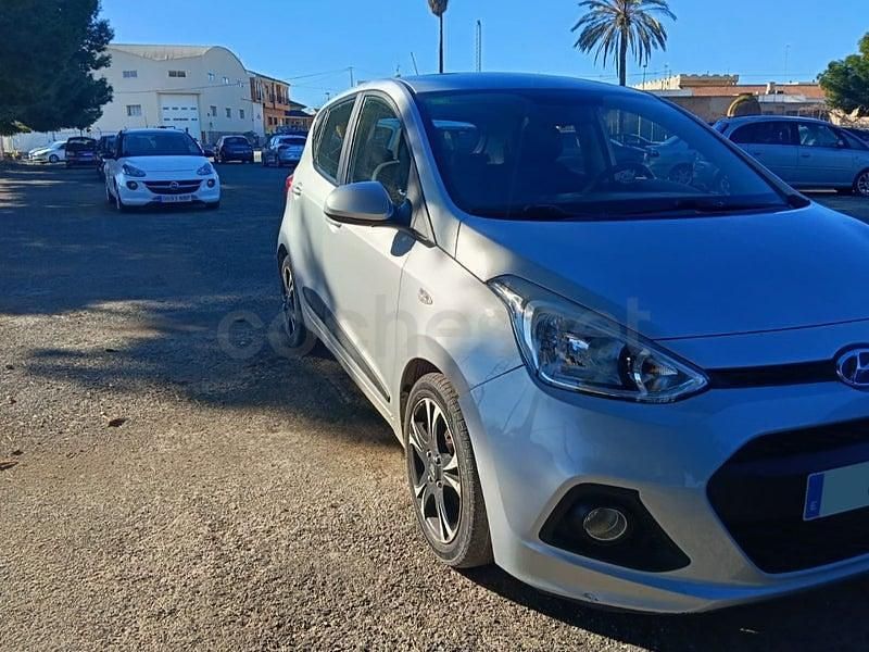 Usado Hyundai i10 66 CV (48 kW) 2015 Gris / plata Utilitario