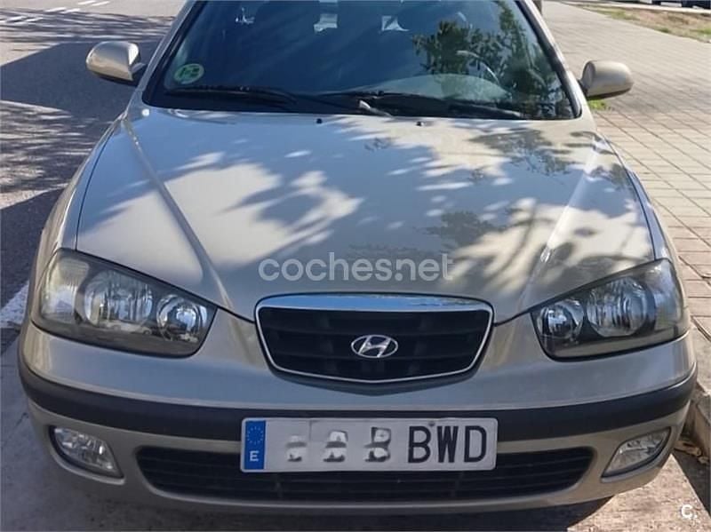 Gris / plata Usado 2002 Hyundai Elantra GLS Berlina | 3800 € - Imagen 1/3