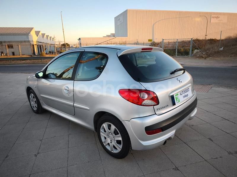 Usado Peugeot 206 60 CV (44 kW) 2010 Gris / plata Berlina