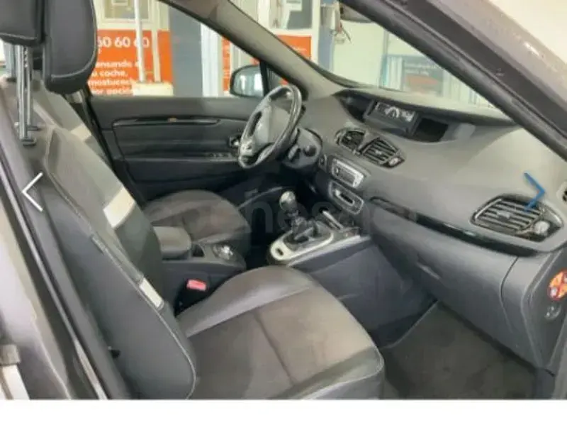 Usado Renault Grand Scénic III Dynamique 130 CV (95 kW) 2013 Gris / plata Monovolumen
