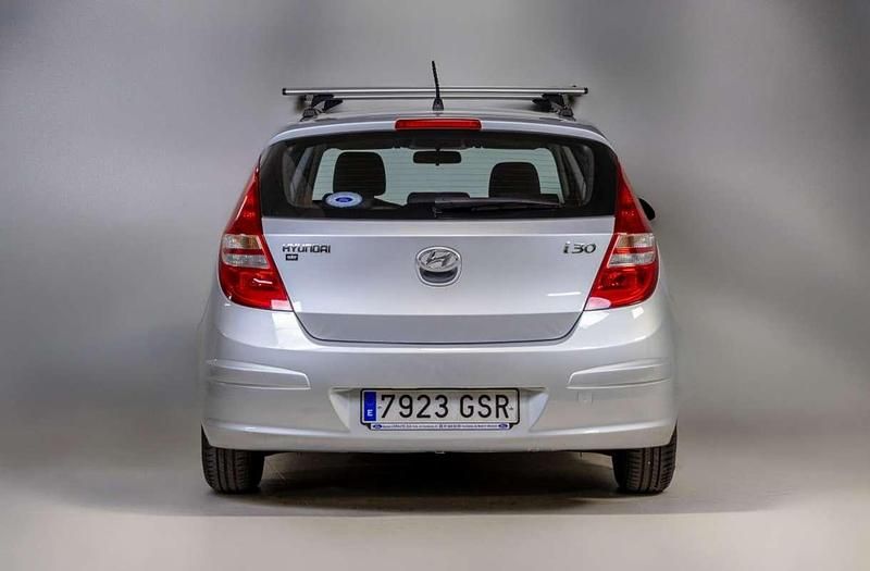 Usado Hyundai i30 Classic 109 CV (80 kW) 2009 Plateado Utilitario