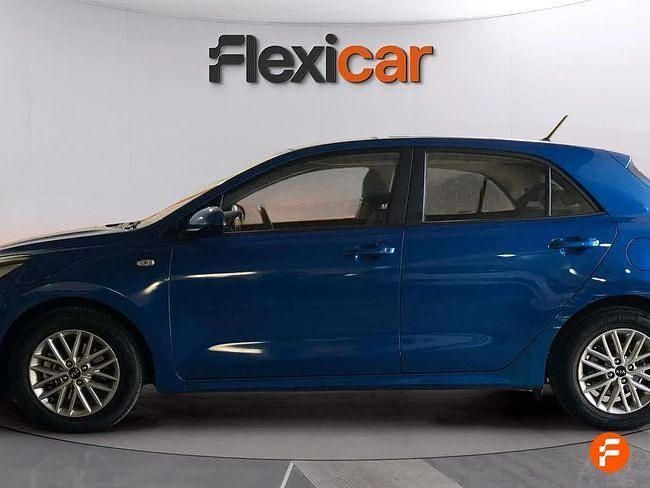 Usado Kia Rio 100 CV (73 kW) 2021 Azul Berlina