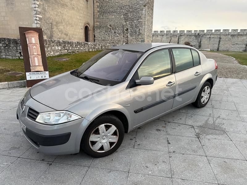 Gris / plata Usado 2004 Renault Mégane II Dynamique Berlina | 1999 € (Precio justo) - Imagen 1/4