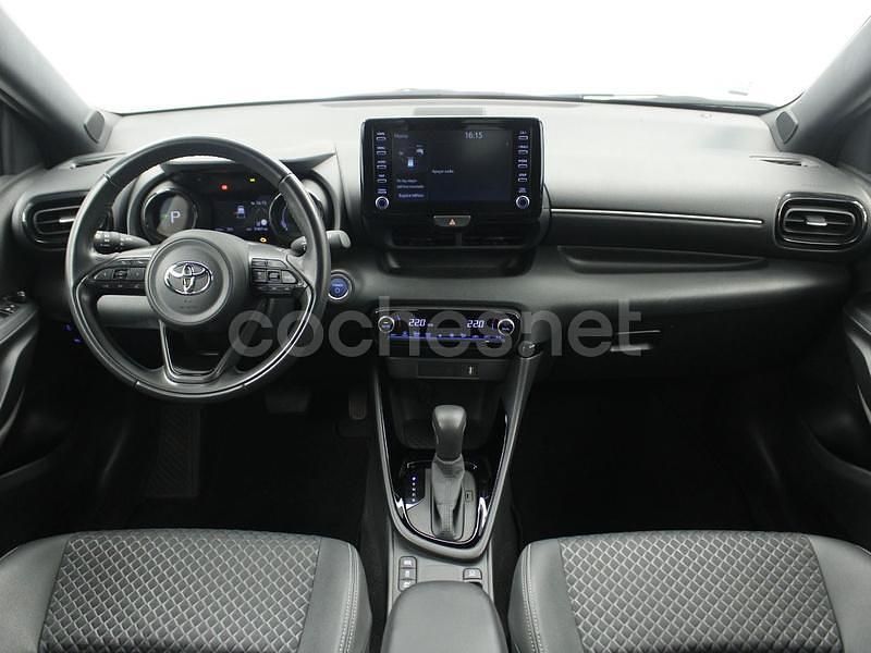Usado Toyota Yaris Hybrid Style 116 CV (85 kW) 2021 Gris Berlina