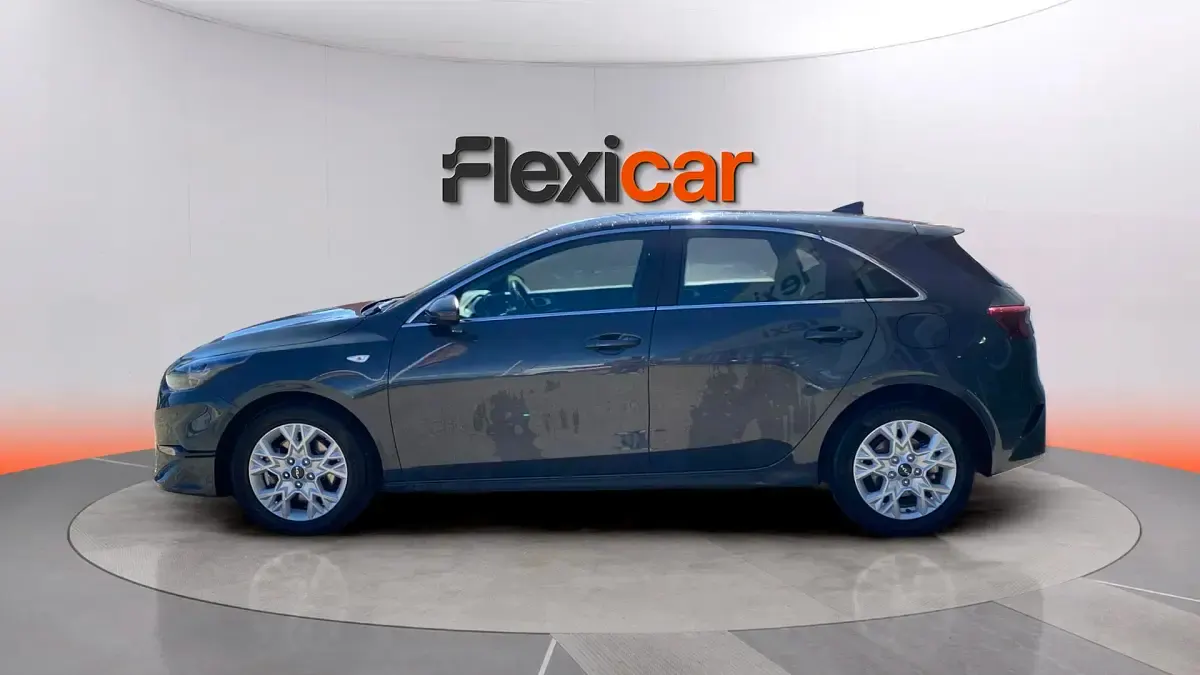 Usado Kia Ceed 136 CV (100 kW) 2023 Gris Utilitario