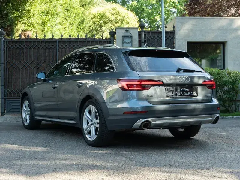 Usado Audi A4 Allroad 245 CV (180 kW) 2019 Gris / plata Familiar