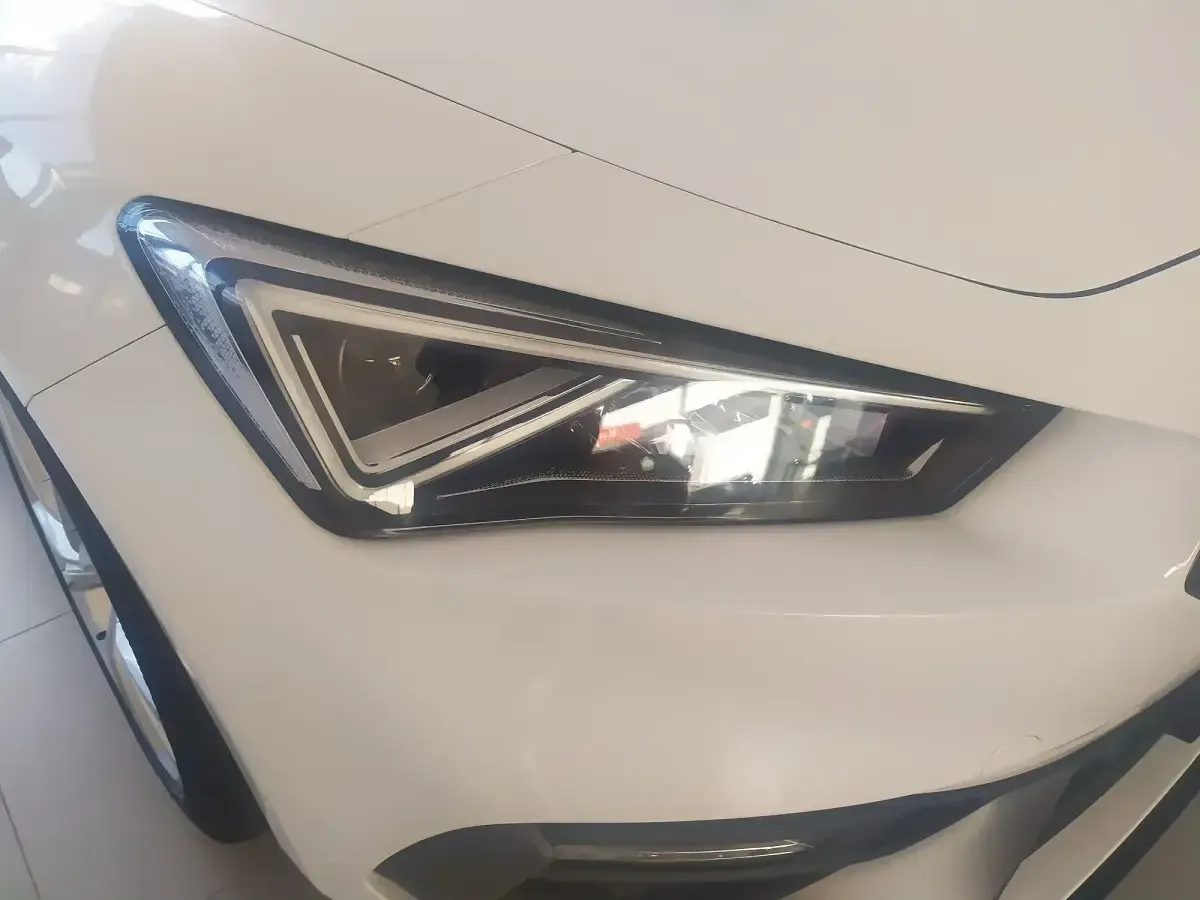 Begagnad Seat Leon FR 116 HK (85 kW) 2025 Vit