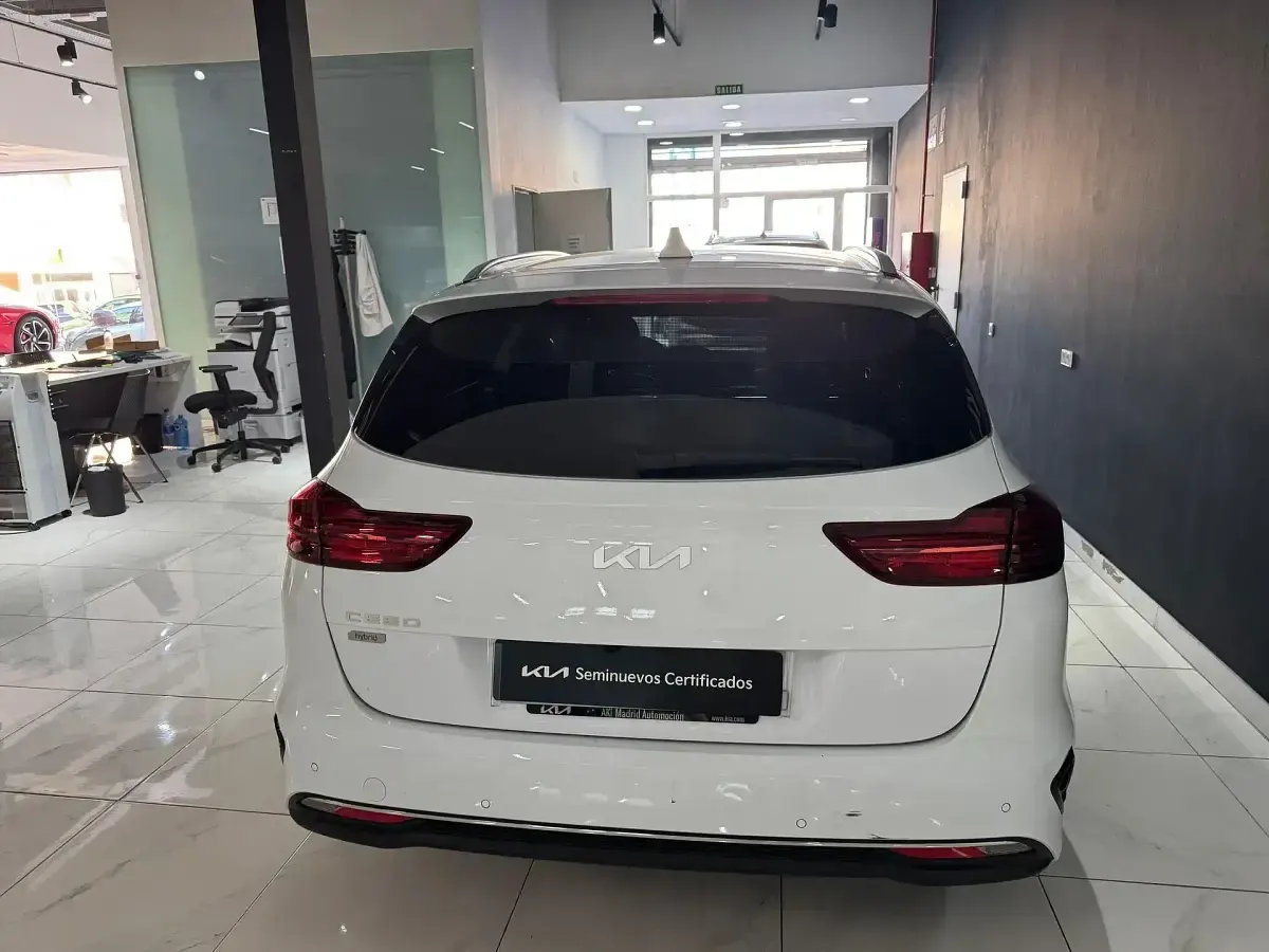 Usado Kia Ceed Style 100 CV (73 kW) 2025 Blanco Utilitario