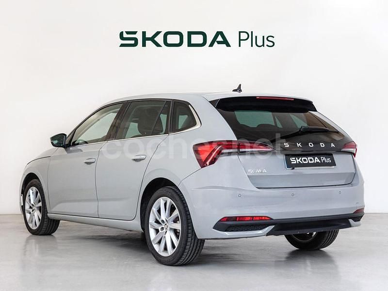 Usado Skoda Scala Selection 115 CV (84 kW) 2024 Gris Utilitario