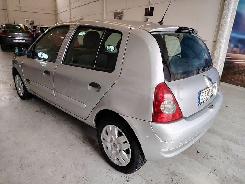 Usado Renault Clio II Dynamique 70 CV (51 kW) 2006 Gris / plata Berlina