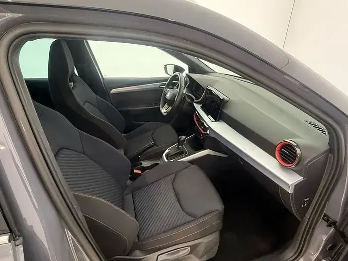 Usado Seat Arona FR 150 CV (110 kW) 2024 Gris / plata SUV