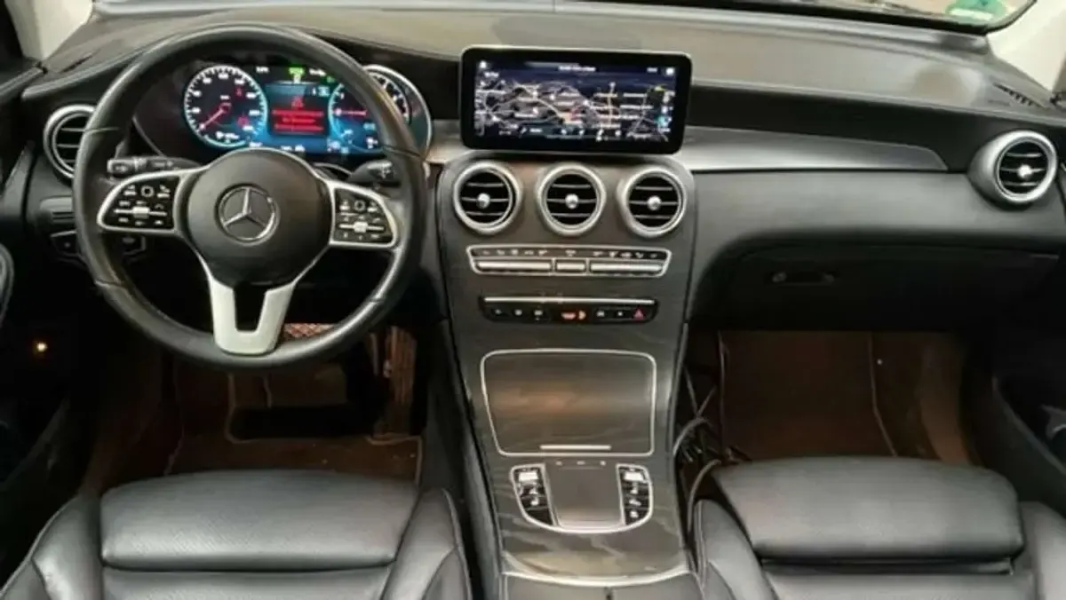 Käytetty Mercedes GLC300 306 HP (225 kW) 2021 Musta Katumaasturi