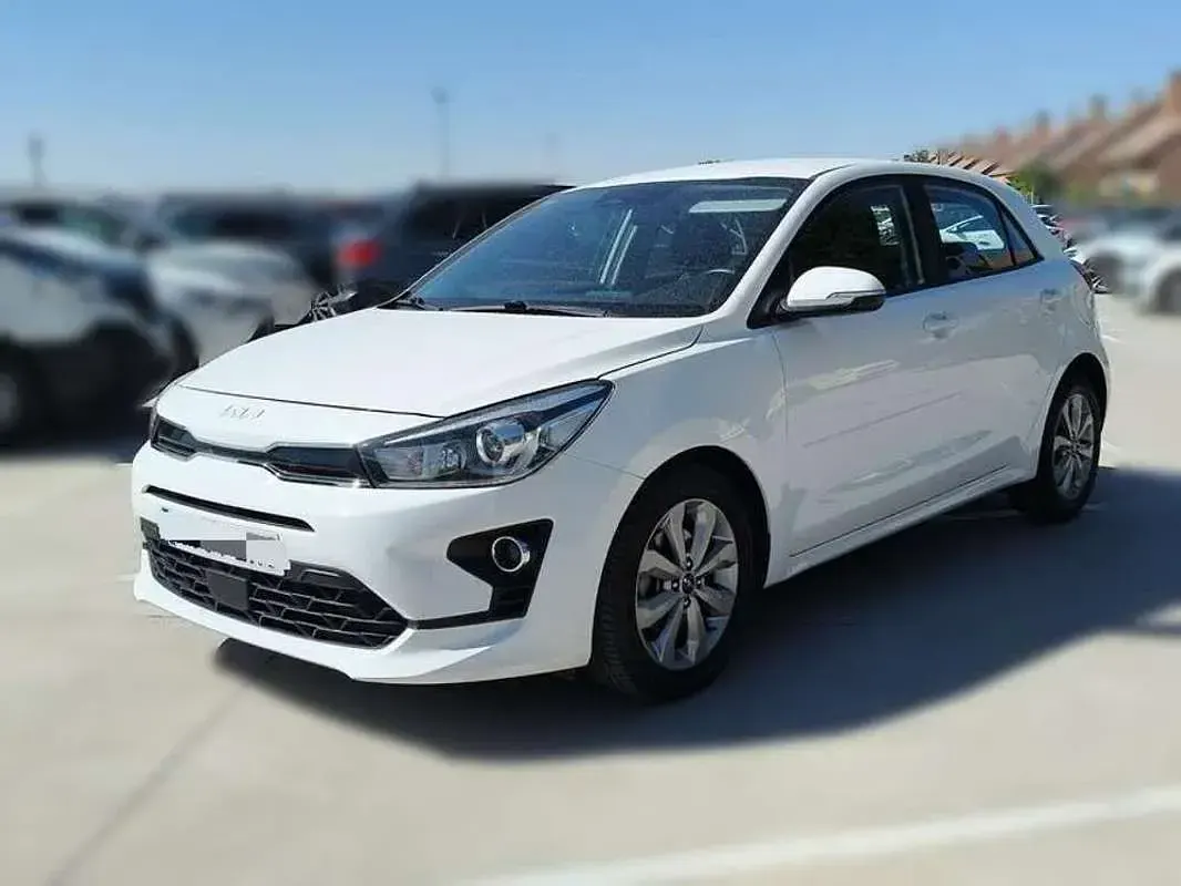 Usado Kia Rio 120 CV (88 kW) 2022 Blanco Berlina