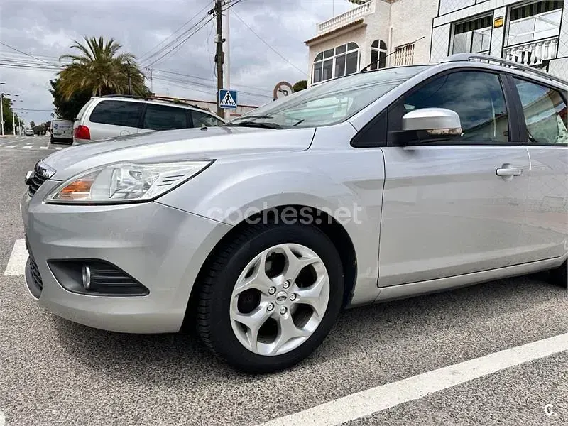 Usado Ford Focus Trend 100 CV (73 kW) 2009 Gris / plata Familiar