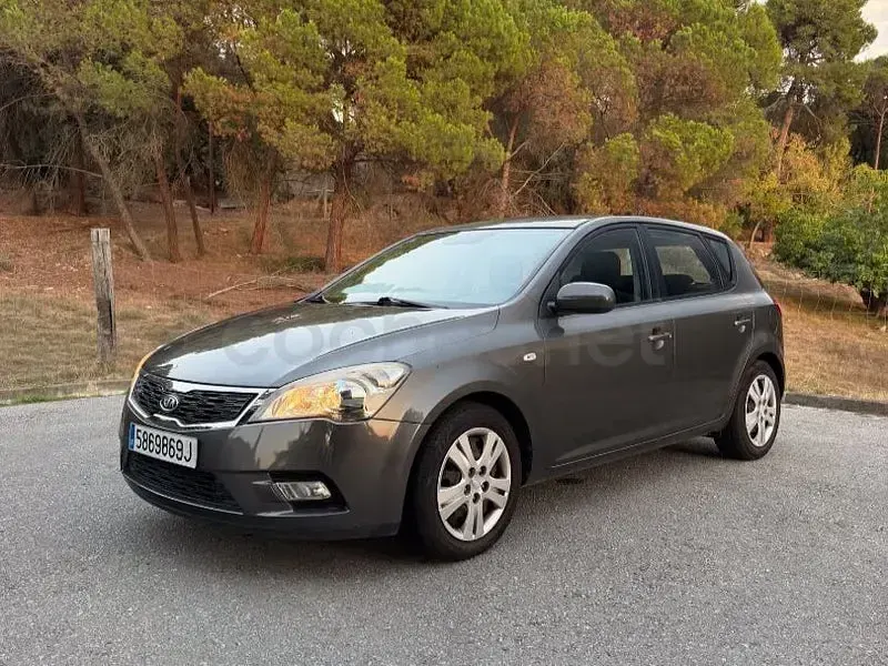 Usado Kia Ceed 90 CV (66 kW) 2010 Gris / plata Utilitario