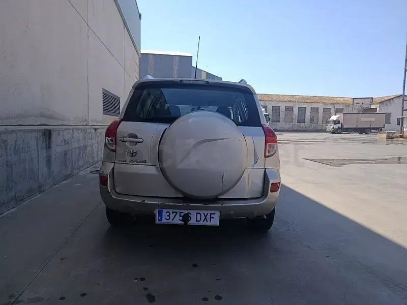 Usado Toyota RAV4 Luna 116 CV (85 kW) 2006 Beige SUV