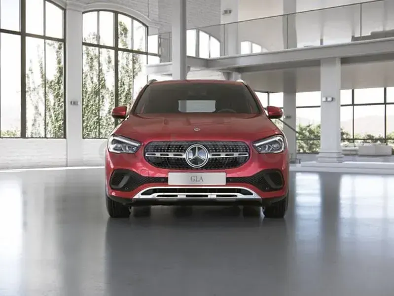 Usado Mercedes GLA180 Progressive 136 CV (100 kW) 2022 Patagonia red  metallic paint SUV