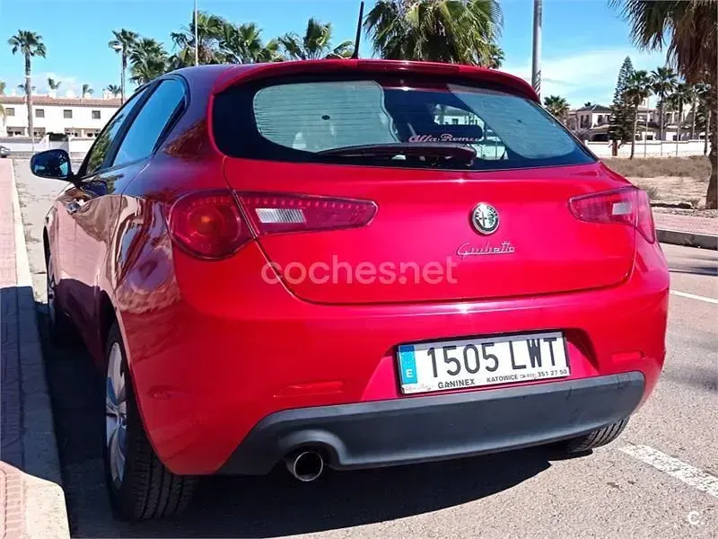 Usado Alfa Romeo Giulietta Distinctive 120 CV (88 kW) 2011 Rojo Utilitario