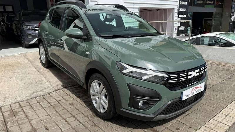 Usado Dacia Sandero Expression 91 CV (66 kW) 2023 Verde Utilitario