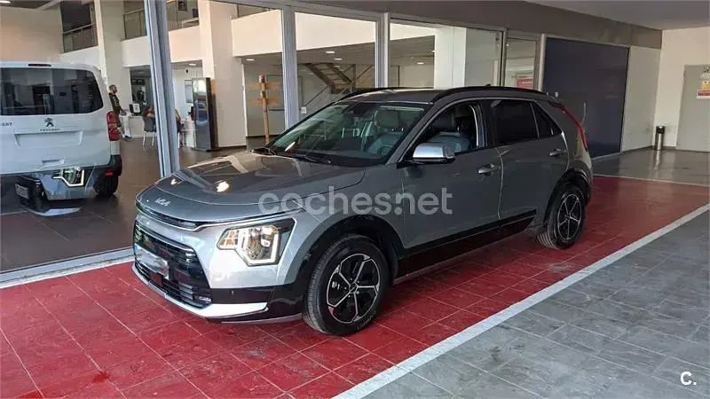 Usado Kia Niro 141 CV (103 kW) 2022 Gris / plata SUV