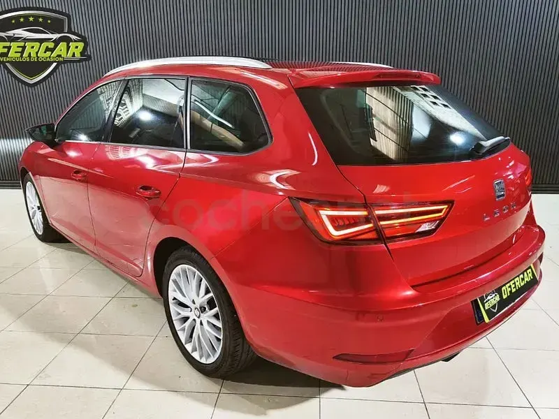 Usado Seat Leon Style 110 CV (80 kW) 2018 Rojo Familiar