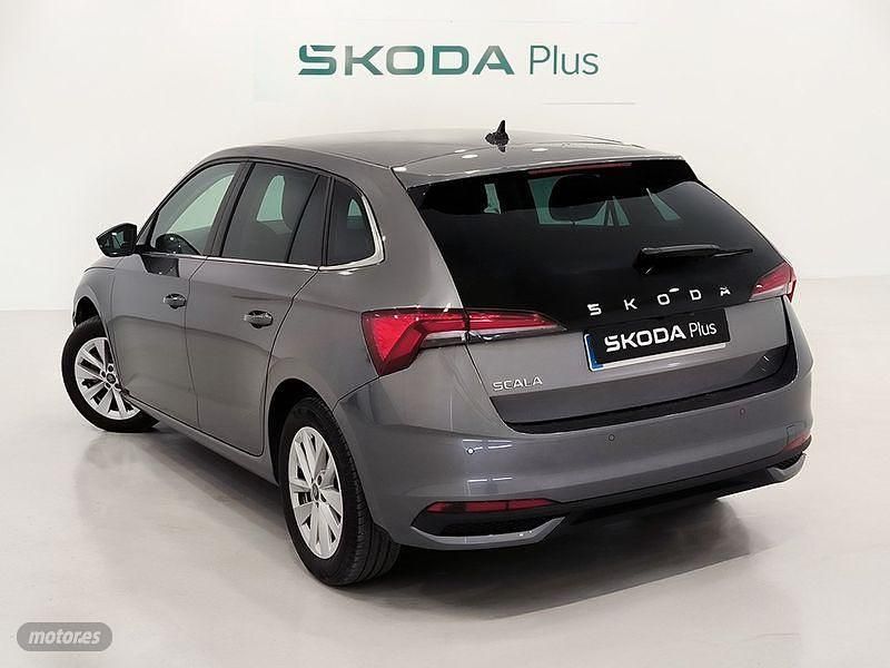 Usado Skoda Scala Selection 116 CV (85 kW) 2025 Gris / plateado Utilitario