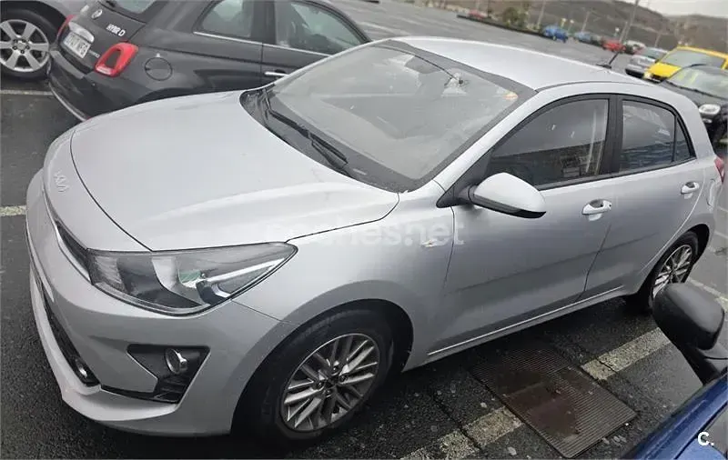 Usado Kia Rio Sport 84 CV (61 kW) 2022 Gris / plata Berlina