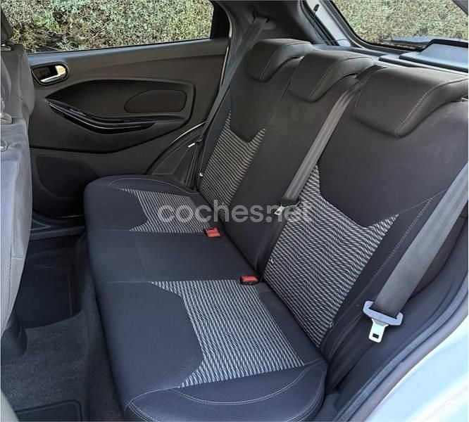 Usado Ford Ka Plus Ultimate 85 CV (62 kW) 2019 Gris / plata Utilitario