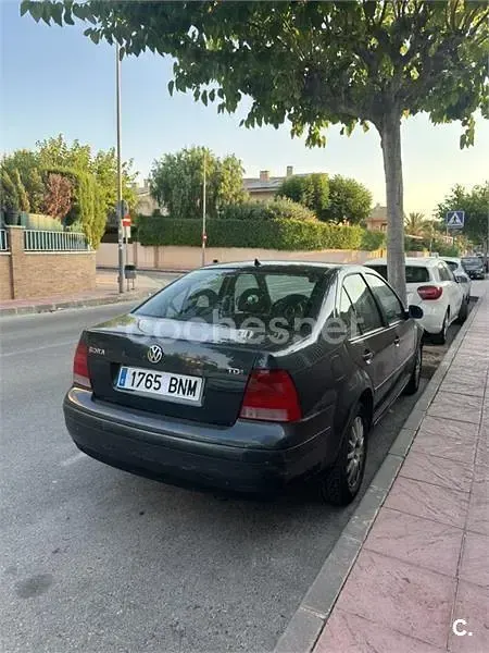 Usado VW Bora Trendline 110 CV (80 kW) 2001 Gris / plata Berlina