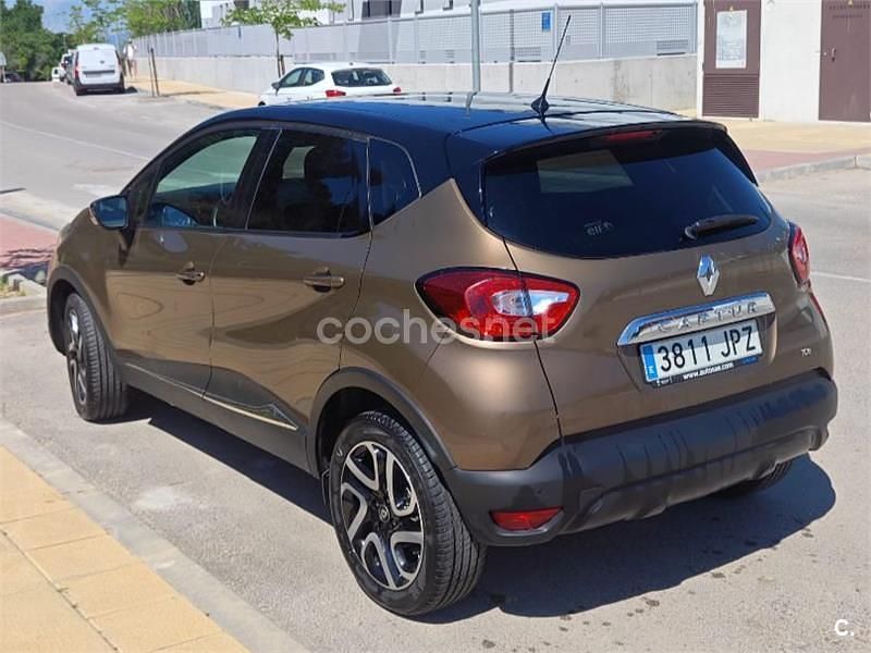 Usado Renault Captur Zen 90 CV (66 kW) 2016 Marrón SUV