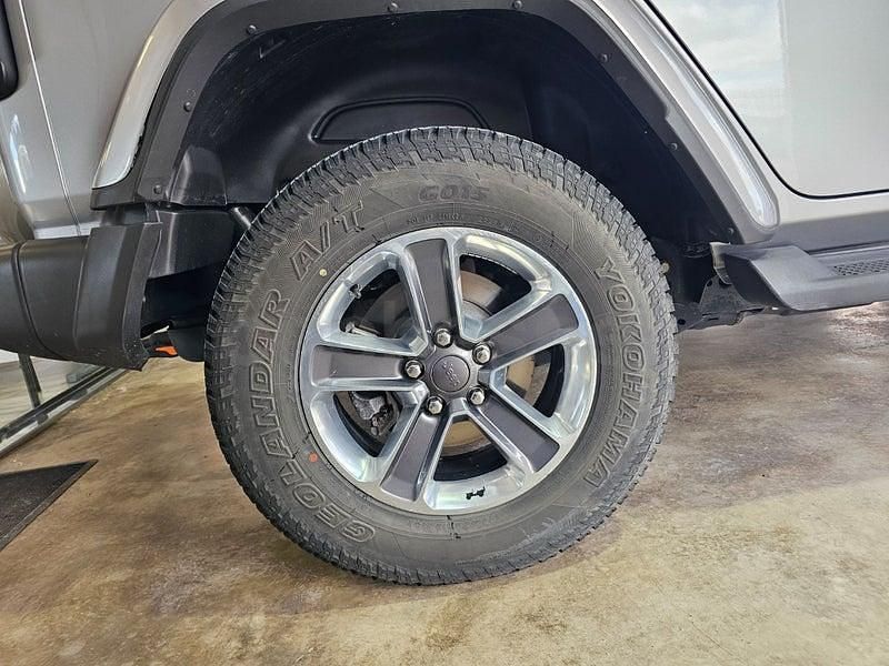 Usado Jeep Wrangler Sahara 200 CV (147 kW) 2019 Gris / plata SUV