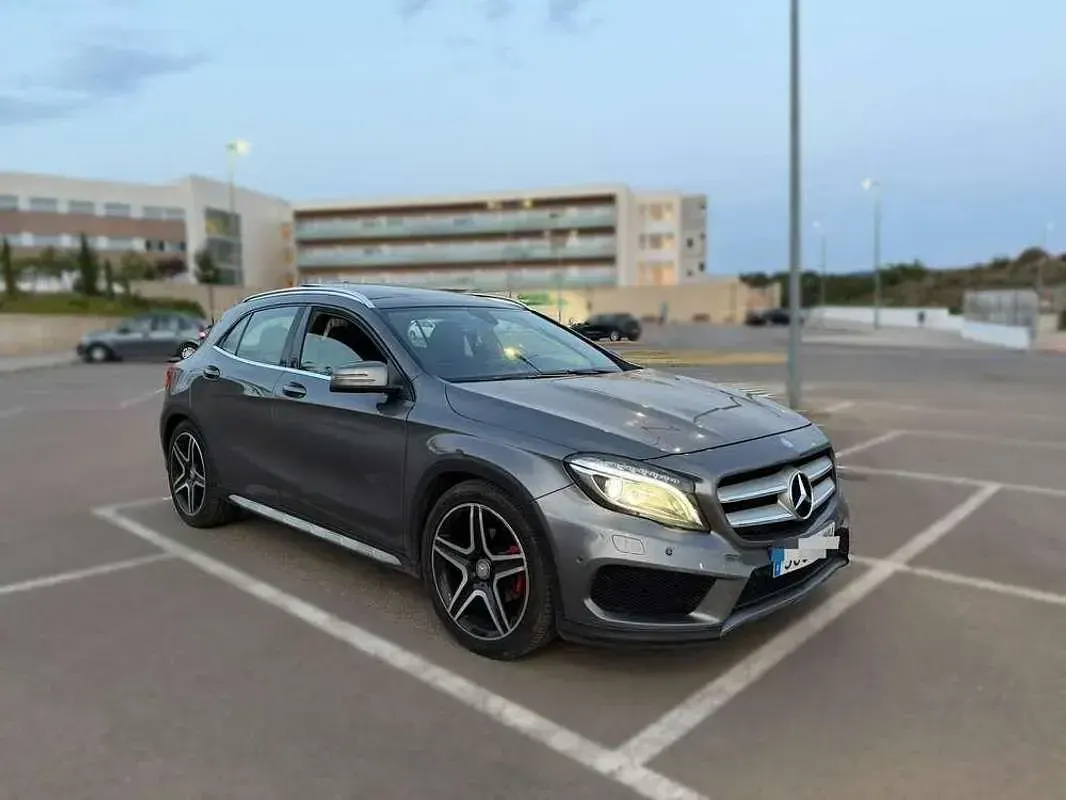 Usado Mercedes GLA200 AMG line 136 CV (100 kW) 2016 Gris SUV