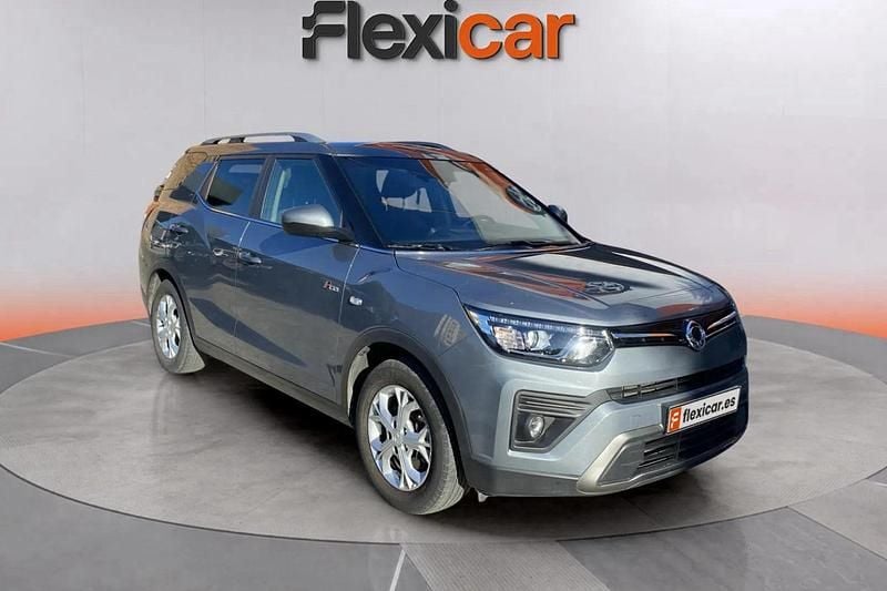 Gris Usado 2023 Ssangyong (KGM) Tivoli SUV | 13.470 € - Imagen 1/4