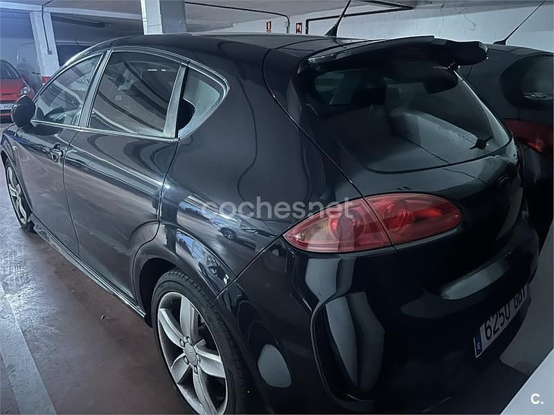 Usado Seat Leon Sport 140 CV (102 kW) 2008 Negro Utilitario