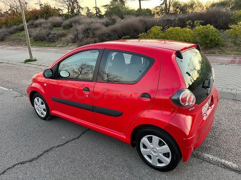 Usado Toyota Aygo Live 68 CV (50 kW) 2010 Rojo Utilitario