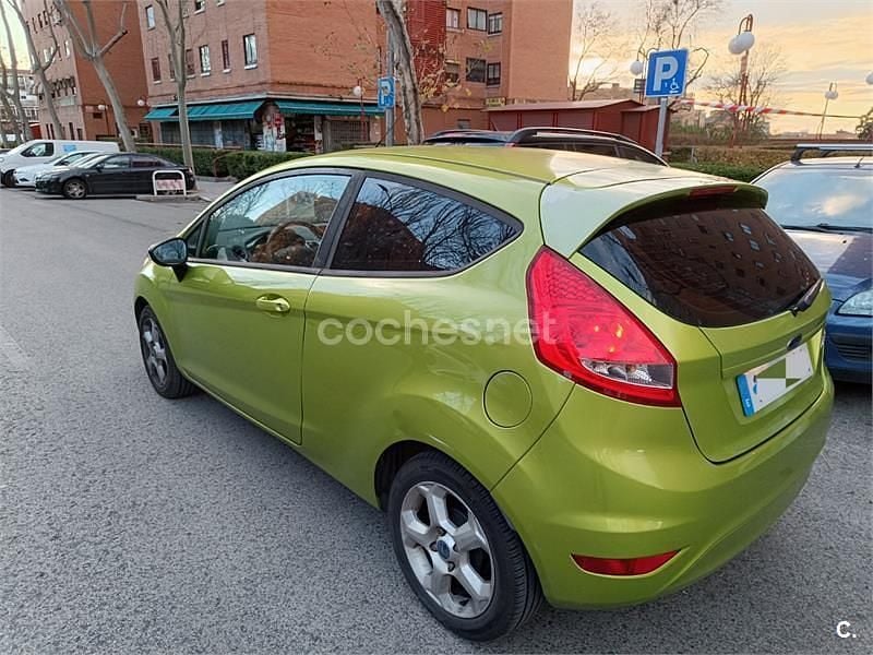 Verde Usado 2009 Ford Fiesta Trend Berlina | 4000 € (Precio justo) - Imagen 1/4