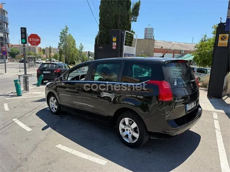 Usado Peugeot 5008 Active 115 CV (84 kW) 2013 Negro Monovolumen
