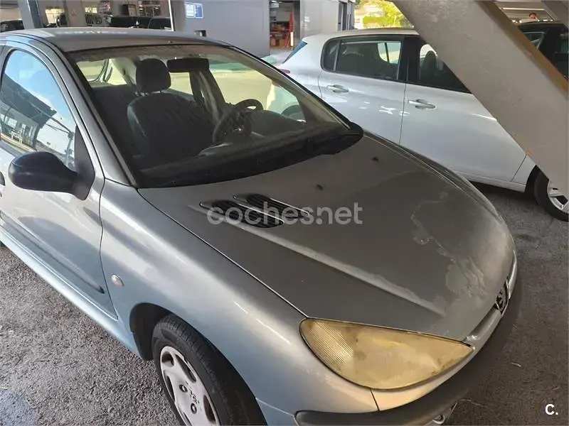 Usado Peugeot 206 75 CV (55 kW) 2003 Blanco Berlina