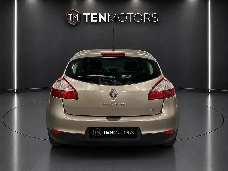 Usado Renault Mégane III Expression 90 CV (66 kW) 2013 Gris / plata Berlina