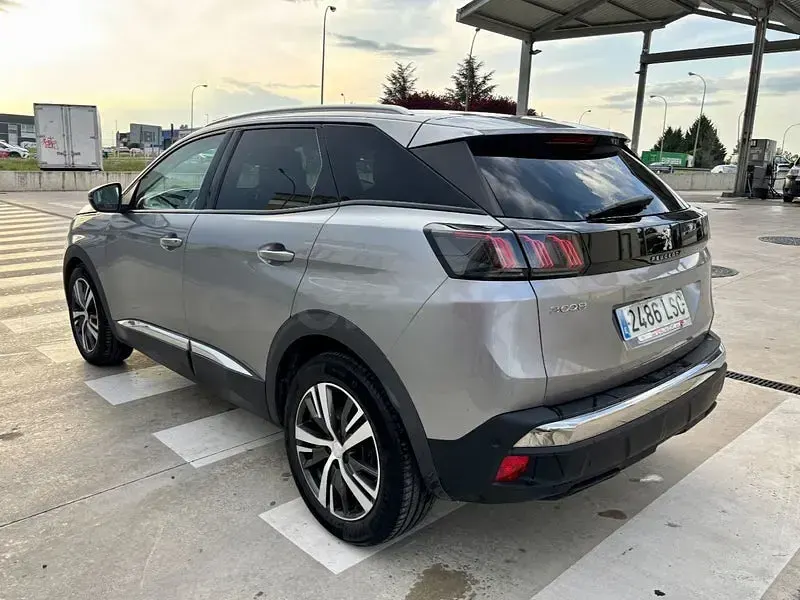 Usado Peugeot 3008 Allure 130 CV (95 kW) 2021 Gris / plata SUV